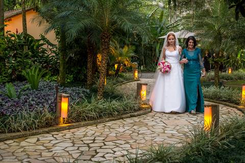 Noiva ruiva entrando com a mãe no espaço paradisus'