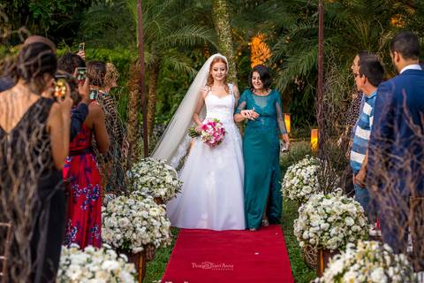 Noiva ruiva entrando na cerimônia com a mãe'