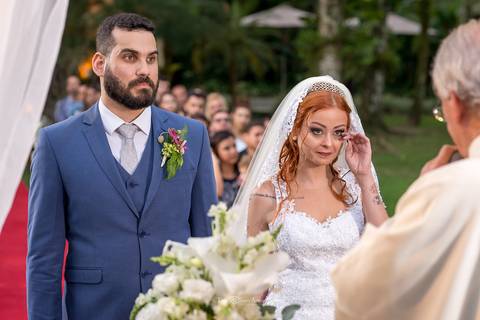 Noiva ruiva emocionada em cerimônia de casamento'