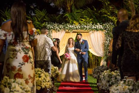 Saída dos noivos no casamento '