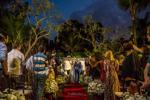 Saída dos noivos em cerimônia de casamento rústica'