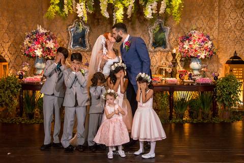 Fotografia divertida com damas e pagens'