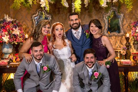 Foto criativa com padrinhos de casamento'