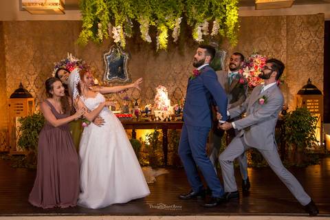 Foto criativa com padrinhos de casamento'