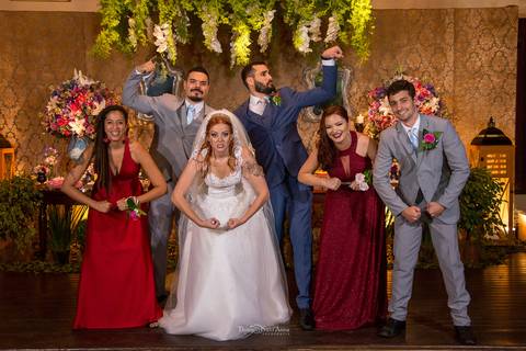 Foto criativa com padrinhos de casamento'