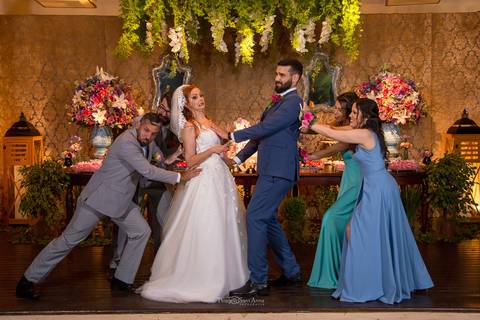 Foto criativa com padrinhos de casamento'