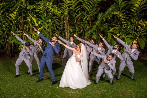 Foto criativa com padrinhos de casamento'