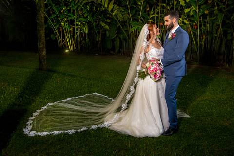 Fotografia de noivos clássica em casamento rústico'