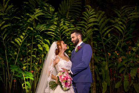 Fotografia de noivos clássica em casamento rústico'