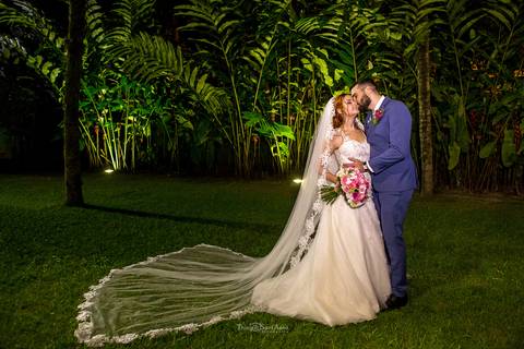 Fotografia de noivos clássica em casamento rústico'