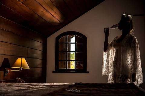 Noiva tomando champagne no making of'