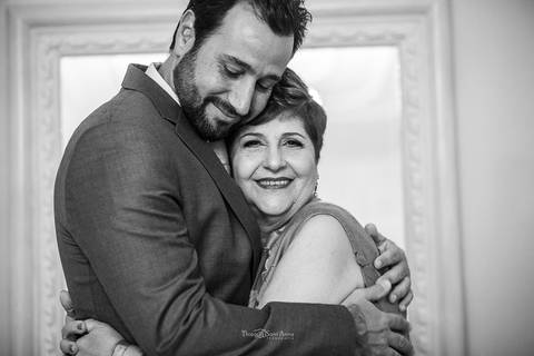 Noivo abraçando a mãe'