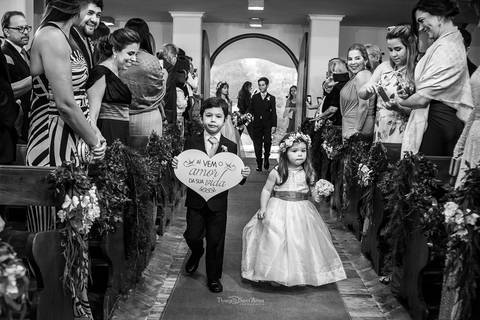 Daminha e Pagem com placa de aviso'