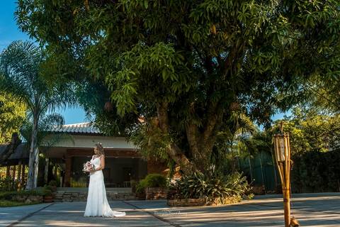 Foto de Noiva na Vila Caniza. Fotógrafo de casamento no Rio de Janeiro por Thiago Sant' Anna Fotografia'
