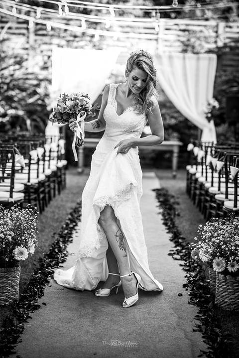 Foto de noiva em preto e branco na Vila Caniza. Fotógrafo de casamento no Rio de Janeiro por Thiago Sant' Anna Fotografia'