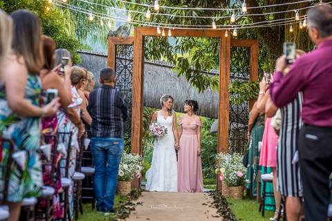 Entrada da noiva com a filha em cerimônia de casamento em Vila Caniza. Fotógrafo de casamento no Rio de Janeiro por Thiago Sant' Anna Fotografia'