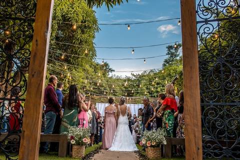 Entrada da noiva com a filha na Vila Caniza. Fotógrafo de casamento no Rio de Janeiro por Thiago Sant' Anna Fotografia'