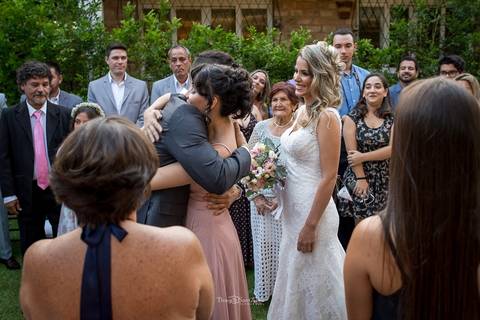 Cumprimento na chegada da noiva ao altar. Fotógrafo de casamento no Rio de Janeiro por Thiago Sant' Anna Fotografia'