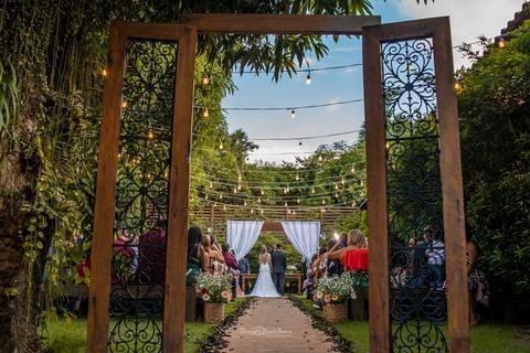 Fodo dos noivos durante a cerimônia em Vila Caniza. Fotógrafo de casamento no Rio de Janeiro por Thiago Sant' Anna Fotografia'