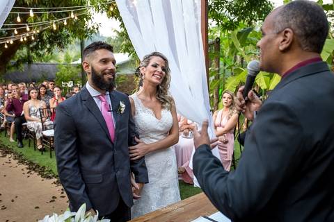 Foto de noivos durante a cerimônia de casamento em Vila Caniza. Fotógrafo de casamento no Rio de Janeiro por Thiago Sant' Anna Fotografia'