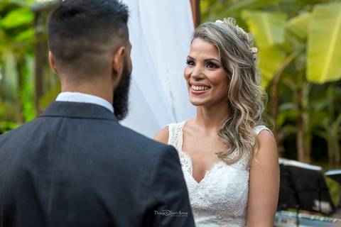 Noiva sorrindo para o noivo na hora dos votos de casamento na Vila Caniza. Foto de noiva sorrindo para o noivo durante a cerimônia de casamento em Vila Caniza. Fotógrafo de casamento no Rio de Janeiro por Thiago Sant' Anna Fotografia'
