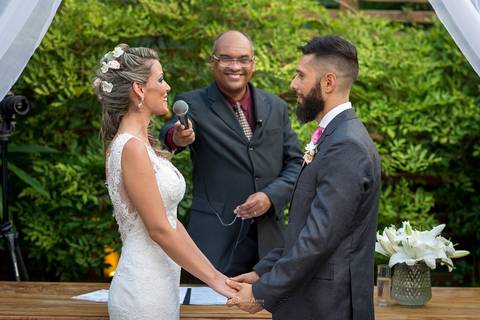 Noiva fazendo os votos de casamento em Vila Caniza. Fotógrafo de casamento no Rio de Janeiro por Thiago Sant' Anna Fotografia'