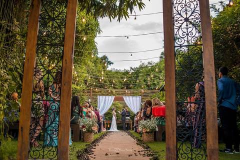 Foto dos noivos durante a cerimônia de casamento em Vila Caniza. Fotógrafo de casamento no Rio de Janeiro por Thiago Sant' Anna Fotografia'