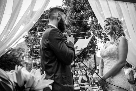 Foto em preto e branco de noivo fazendo os votos de casamento. Fotógrafo de casamento no Rio de Janeiro por Thiago Sant' Anna Fotografia'