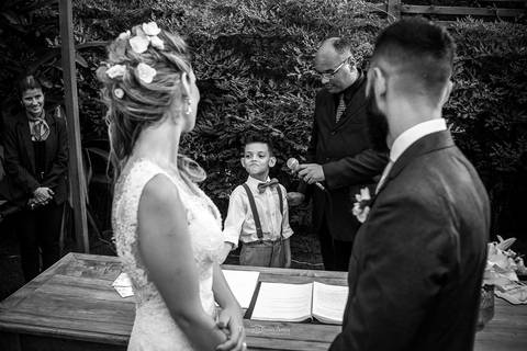 Filho da noiva participando da cerimônia de casamento. Foto em preto e branco. Fotógrafo de casamento no Rio de Janeiro por Thiago Sant' Anna Fotografia'