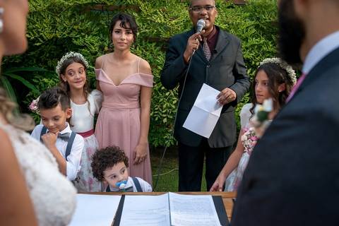 Fotografia da hora do Aval dos filhos da noiva para o casamento da mãe. Fotógrafo de casamento no Rio de Janeiro por Thiago Sant' Anna Fotografia'