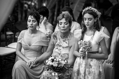 Fotografia em preto e branco da família da noiva durante a oração. Fotógrafo de casamento no Rio de Janeiro por Thiago Sant' Anna Fotografia'