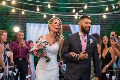 Foto da saída dos noivos na Vila Caniza. Fotógrafo de casamento no Rio de Janeiro por Thiago Sant' Anna Fotografia'