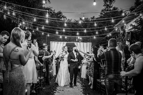 Foto em preto e branco da saída dos noivos na Vila Caniza. Fotógrafo de casamento no Rio de Janeiro por Thiago Sant' Anna Fotografia'
