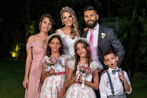 Foto da nova família após o casamento na Vila Caniza. Fotógrafo de casamento no Rio de Janeiro por Thiago Sant' Anna Fotografia'