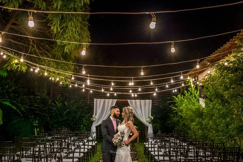 Foto dos noivos na Vila Caniza. Fotógrafo de casamento no Rio de Janeiro por Thiago Sant' Anna Fotografia'