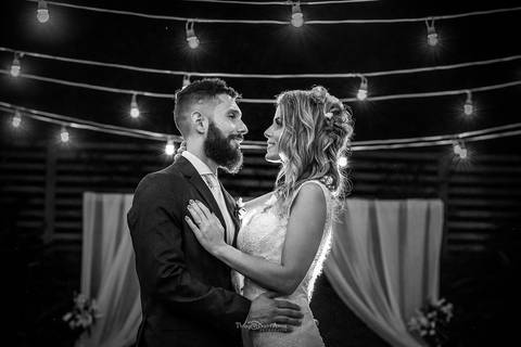 Foto dos noivos em preto e branco na Vila Caniza. Fotógrafo de casamento no Rio de Janeiro por Thiago Sant' Anna Fotografia'