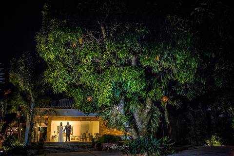 Foto dos noivos na Vila Caniza. Fotógrafo de casamento no Rio de Janeiro por Thiago Sant' Anna Fotografia'