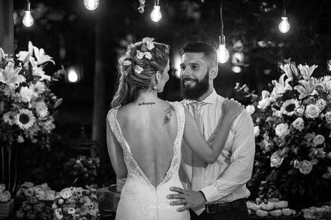 Foto de noivos em preto e branco na Vila Caniza. Fotógrafo de casamento no Rio de Janeiro por Thiago Sant' Anna Fotografia.'