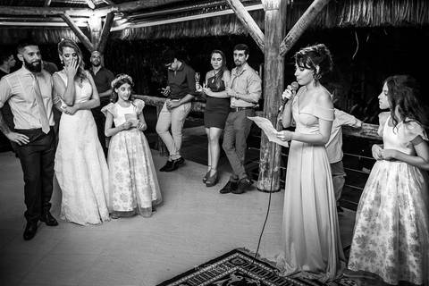 Homenagem aos noivos na Vila Caniza, Foto em preto e branco. Fotógrafo de casamento no Rio de Janeiro por Thiago Sant' Anna Fotografia'