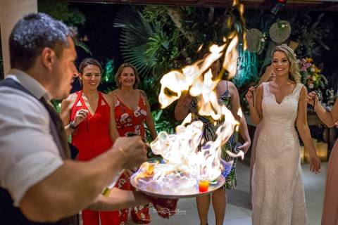 Drink Flamejante para casamento. Bandeja pegando fogo. Drink que pega fogo. Fotógrafo de casamento no Rio de Janeiro por Thiago Sant' Anna Fotografia'