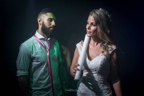 Noivos na pista na Vila Caniza. Fotógrafo de casamento no Rio de Janeiro por Thiago Sant' Anna Fotografia'