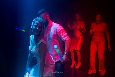 Noivos dançando na Vila Caniza. Fotógrafo de casamento no Rio de Janeiro por Thiago Sant' Anna Fotografia'