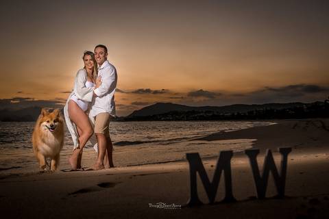 Ensaio pré casamento com bichinho de estimação em Camboinhas por Thiago Sant' Anna Fotografia'