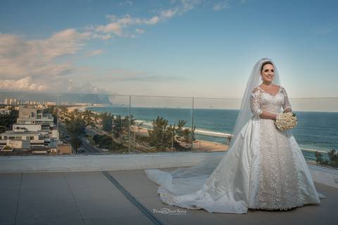 Noiva no hotel CDesing, com fundo da praia do recreio'