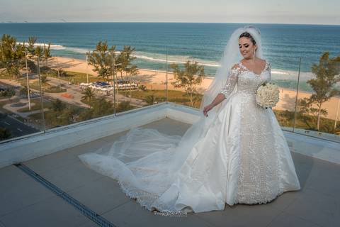 Noiva no hotel CDesing com fundo da praia do recreio'