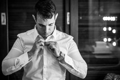Noivo abotoando a camisa '