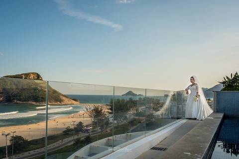 Noiva na área da piscina do hotel cdesign olhando a praia do recreio'