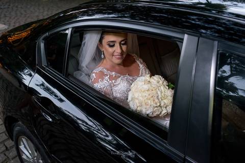 Noiva no carro antes do casamento'