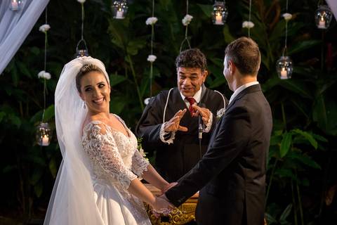 Noiva sorri para a dama que trás as alianças'