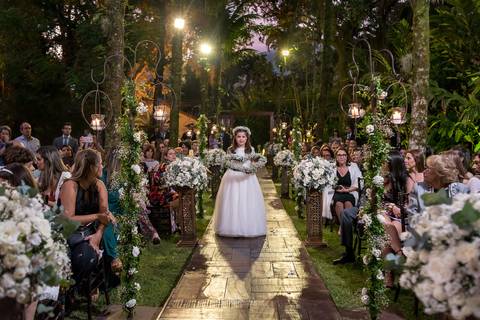 Dama trazendo as alianças no Espaço Paradisus'